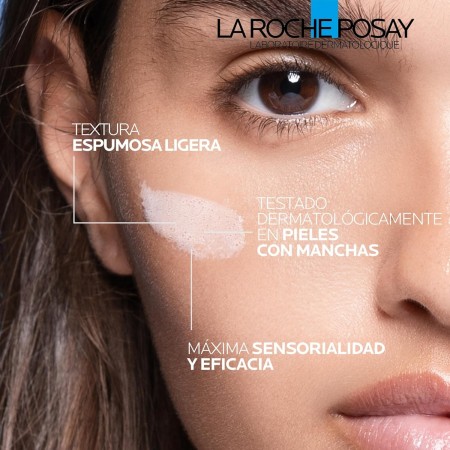 Textura espumosa ligera del gel limpiador Mela B3 para una máxima sensorialidad y eficacia