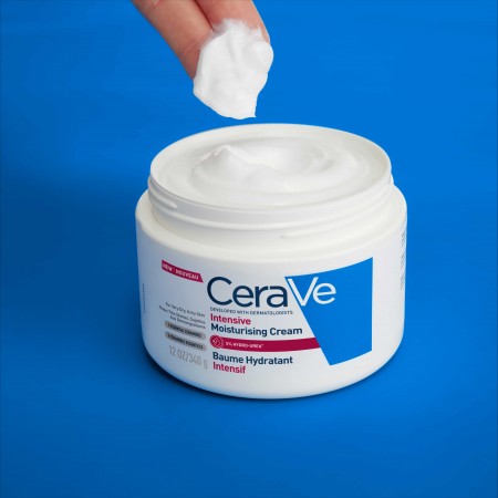 Aplicación de la crema hidratante intensiva CeraVe 5% Hydro-Urea para cuerpo y rostro