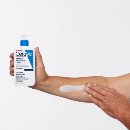 Modo de aplicación y textura fluida de rápida absorción de CeraVe loción de hidratación