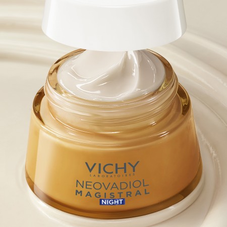 Textura rica, nutritiva y confortable de la crema de noche reafirmante Vichy Neovadiol