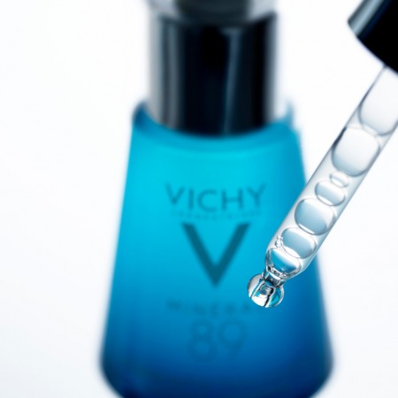 Detalle en primer plano del frasco de vidrio azul del sérum reparador Vichy Minéral 89