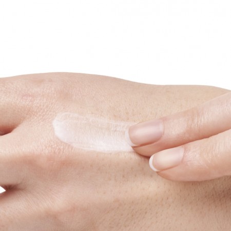 Aplicación y textura ligera del tratamiento reafirmante de ojos Vichy Liftactiv