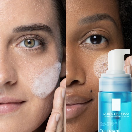 Aplicación de la textura suave en espuma micelar Toleriane en rostros con piel sensible