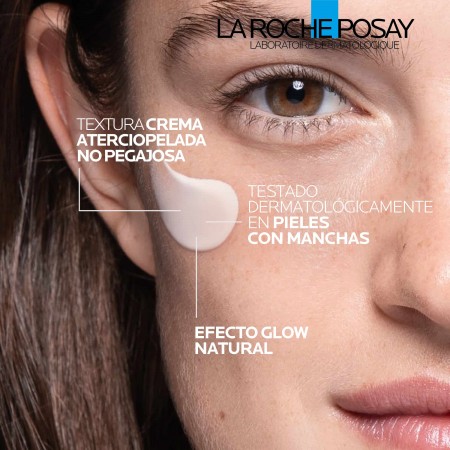 Textura aterciopelada y de efecto glow natural de la crema facial antimanchas Mela B3