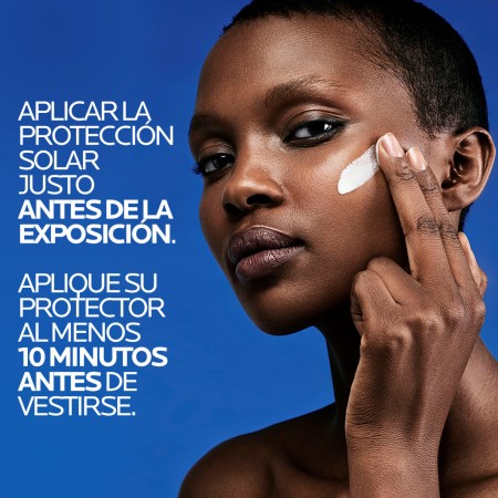 Modo de aplicación del protector solar invisible en spray La Roche-Posay Anthelios SPF50+